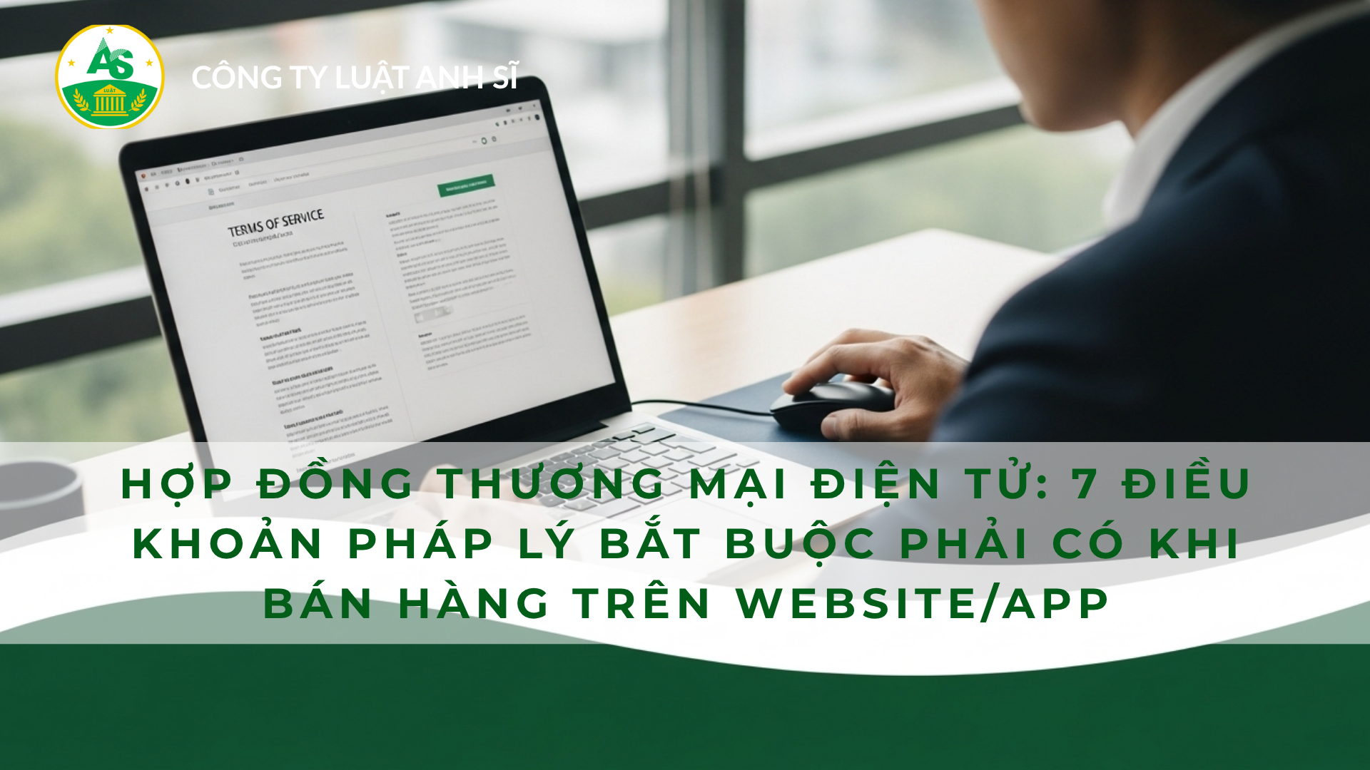 Chủ doanh nghiệp tại Cần Thơ đang rà soát các điều khoản hợp đồng điện tử trên website bán hàng của mình.