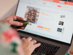 Chủ doanh nghiệp tại Cần Thơ đang rà soát các điều khoản hợp đồng điện tử trên website bán hàng của mình.