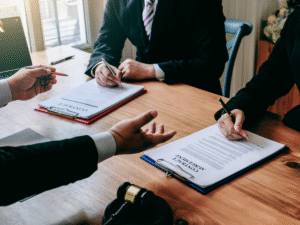 Hai doanh nhân đang ký kết hợp đồng chuyển nhượng vốn góp tại văn phòng Luật Anh Sĩ ở Cần Thơ.