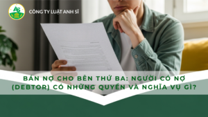 Một người đang đọc văn bản thông báo về việc khoản nợ của mình đã được chuyển giao cho một bên thứ ba.
