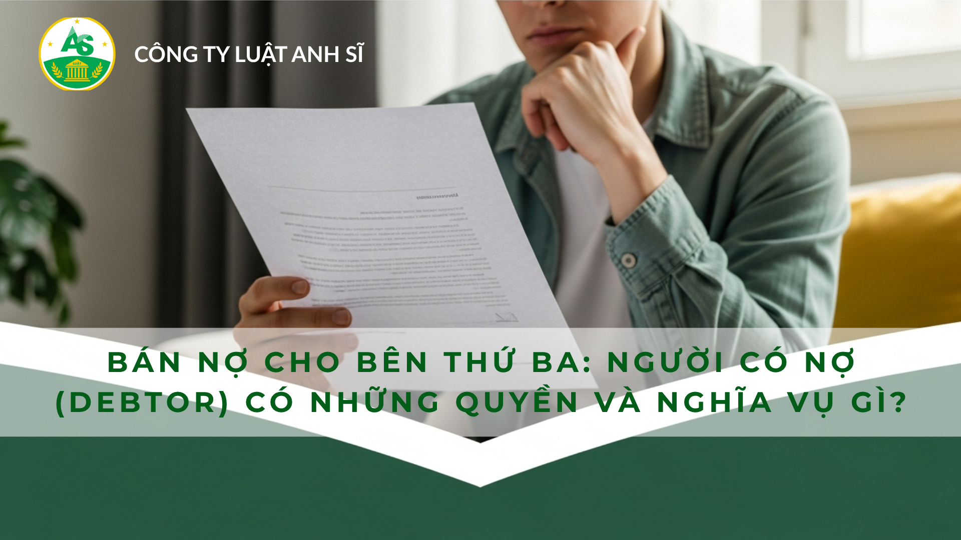 Một người đang đọc văn bản thông báo về việc khoản nợ của mình đã được chuyển giao cho một bên thứ ba.
