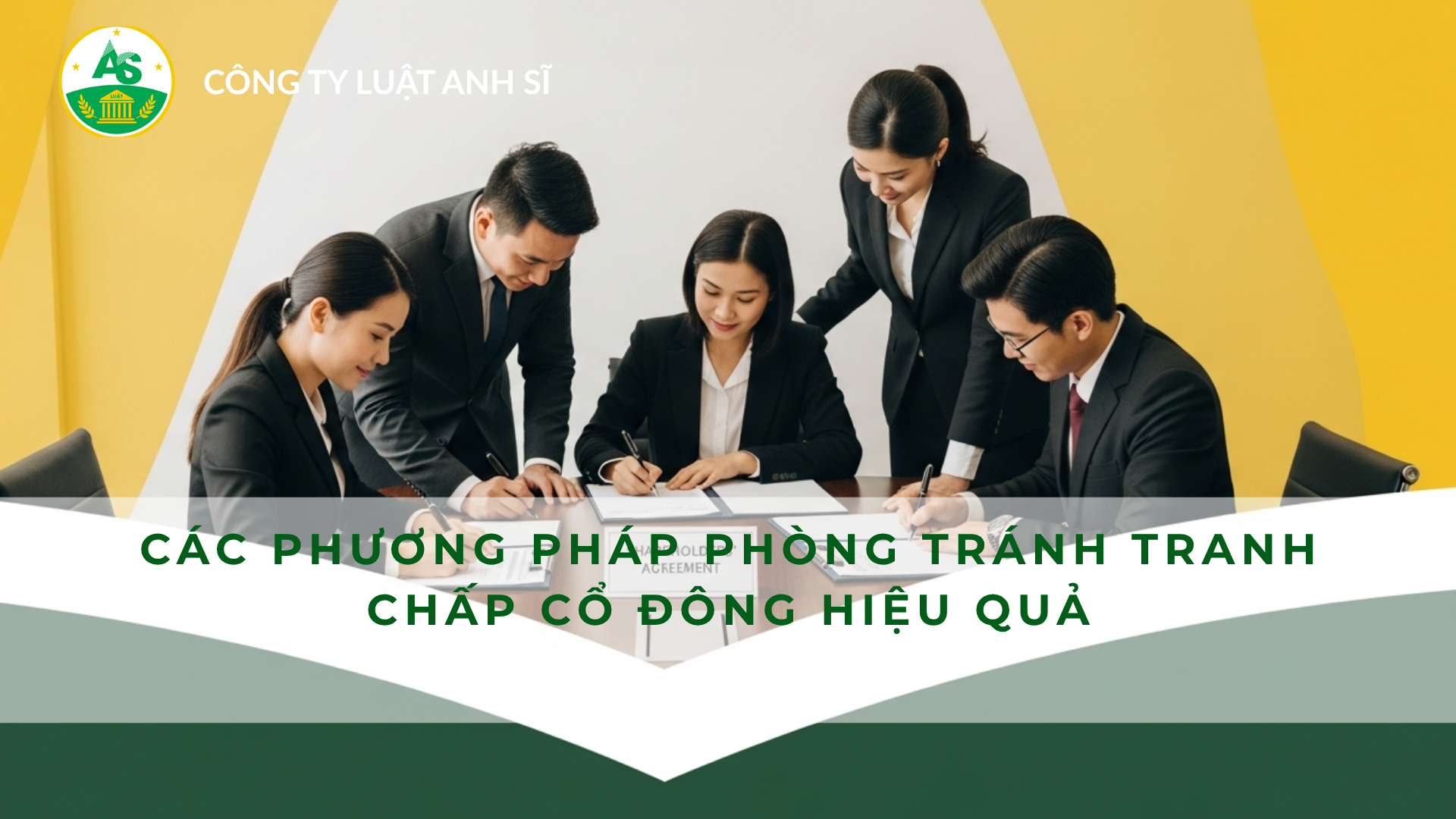 Các cổ đông đang cùng nhau ký vào bản thỏa thuận cổ đông tại văn phòng Luật Anh Sĩ.