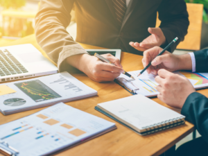 Một người đang đọc văn bản thông báo về việc khoản nợ của mình đã được chuyển giao cho một bên thứ ba.