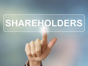 Các cổ đông đang cùng nhau ký vào bản thỏa thuận cổ đông tại văn phòng Luật Anh Sĩ.