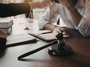 Luật sư đang tư vấn thủ tục khởi kiện đòi nợ cho chủ doanh nghiệp vào dịp cuối năm.