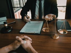 Luật sư hợp đồng tại Cần Thơ đang thực hiện tư vấn kiểm soát hợp đồng thương mại cho doanh nghiệp.