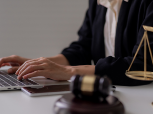 Chuyên viên pháp lý đang hướng dẫn khách hàng ký hồ sơ thay đổi nội dung đăng ký kinh doanh tại văn phòng Cần Thơ.