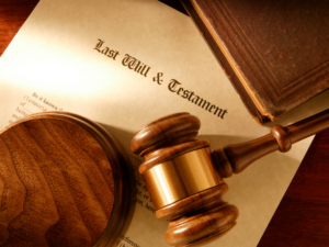 Luật sư Cần Thơ đang tư vấn soạn thảo di chúc cho người cao tuổi tại nhà riêng.