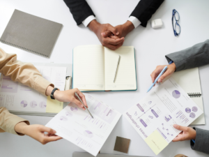 Luật sư thương mại đang tư vấn cho doanh nghiệp về phương án giải quyết tranh chấp hợp đồng tại văn phòng.