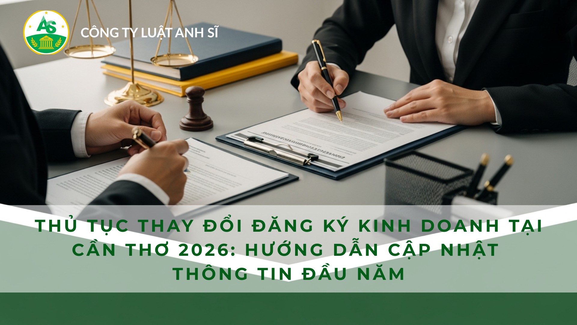 Chuyên viên pháp lý đang hướng dẫn khách hàng ký hồ sơ thay đổi nội dung đăng ký kinh doanh tại văn phòng Cần Thơ.