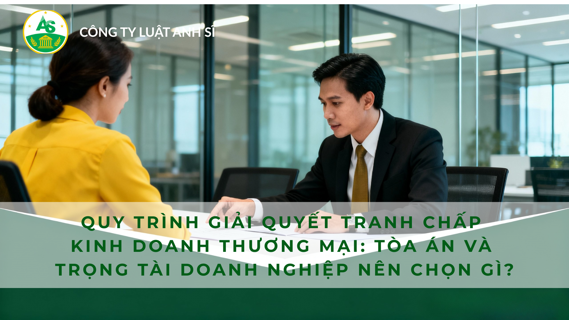 Luật sư thương mại đang tư vấn cho doanh nghiệp về phương án giải quyết tranh chấp hợp đồng tại văn phòng.