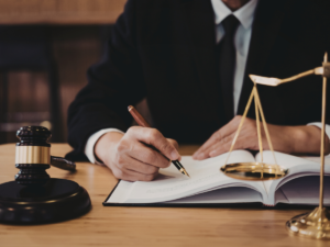 Luật Anh Sĩ cung cấp dịch vụ viết bài luận cứ và soạn thảo đơn từ pháp lý sắc bén. Hỗ trợ khách hàng chuẩn bị hồ sơ ra tòa, lập luận chặt chẽ để tự tin tranh tụng và gia tăng cơ hội thắng kiện.