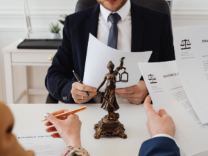 Luật sư tư vấn phân chia tài sản của vợ chồng và giải quyết tranh chấp tài sản khi ly hôn.