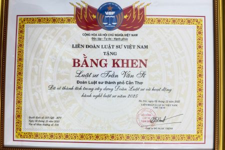 越南律师联合会授予陈文士 (Trần Văn Sĩ) 律师的荣誉证书 (2025年)